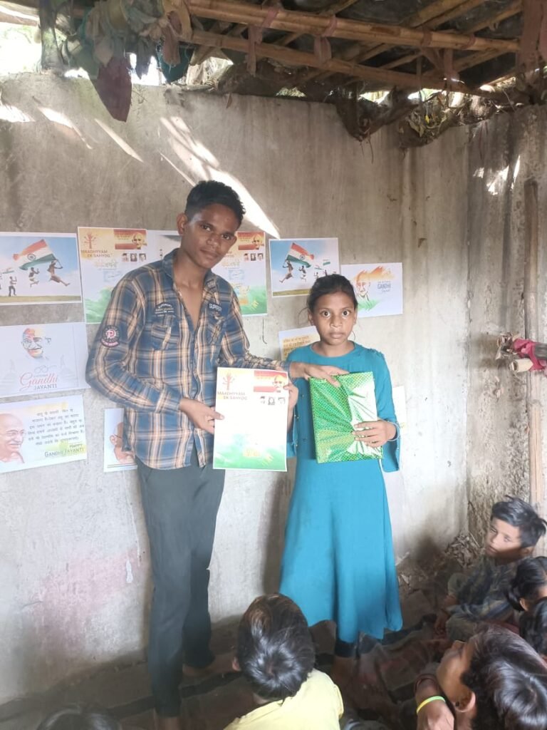 "माध्यम एक सहयोग" ने गांधी जयंती के उपलक्ष्य में, दिल्ली के मानसरोवर पार्क के  30 गरीब बच्चों को वितरित की कॉपी, पेंसिल, रबर, पेंसिल कटर और टॉफ़ी.
