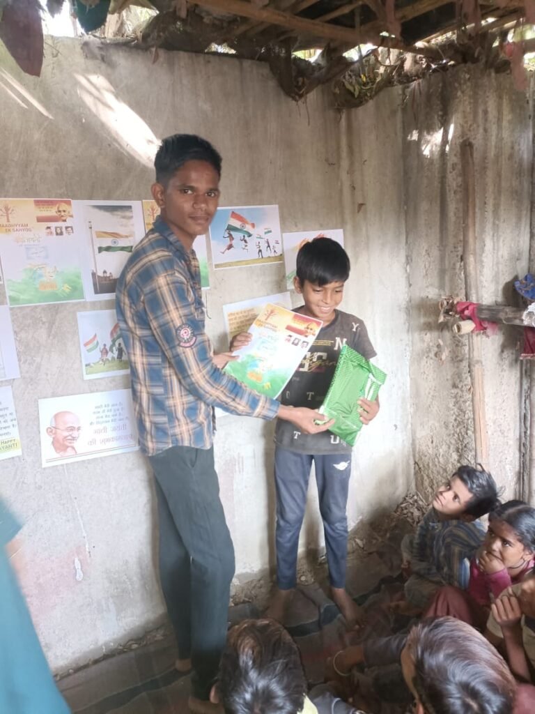 "माध्यम एक सहयोग" ने गांधी जयंती के उपलक्ष्य में, दिल्ली के मानसरोवर पार्क के  30 गरीब बच्चों को वितरित की कॉपी, पेंसिल, रबर, पेंसिल कटर और टॉफ़ी.
